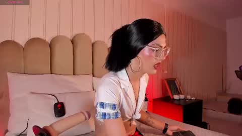Snapshot of nickiwestt___ chatting on June 19, 2026, 8:01 pm nickiwestt___ online show from June 19, 2026, 8:01 pm