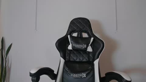 Nicky  online show from September 27, 2025, 2:11 pm