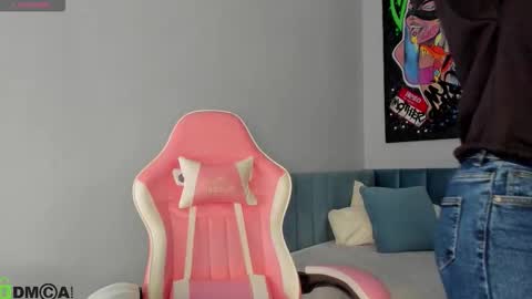 Snapshot of nicole_charm chatting on December 15, 2025, 12:04 am GMT7TueWedThSu 0300am-0900am. Sa 1000am-0400pm online show from December 15, 2025, 12:04 am