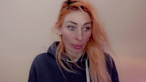 Snapshot of nicole_g0ld_ chatting on January 6, 2025, 9:19 am Nicole online show from January 6, 2025, 9:19 am