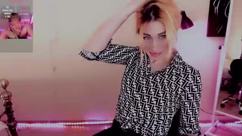 Snapshot of nicole_g0ld_ chatting on February 22, 2025, 11:03 pm Nicole online show from February 22, 2025, 11:03 pm