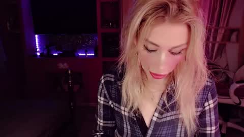 Snapshot of nicole_g0ld_ chatting on September 16, 2025, 7:59 pm Nicole online show from September 16, 2025, 7:59 pm