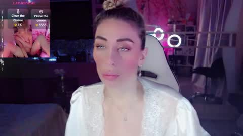 Snapshot of nicole_g0ld_ chatting on December 21, 2025, 3:46 am Nicole online show from December 21, 2025, 3:46 am