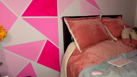 Nicole online show from September 29, 2025, 4:17 am