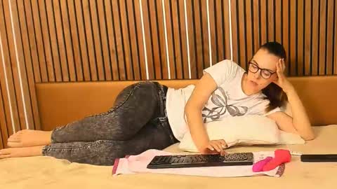 Nicole AKG online show from September 19, 2025, 7:21 am