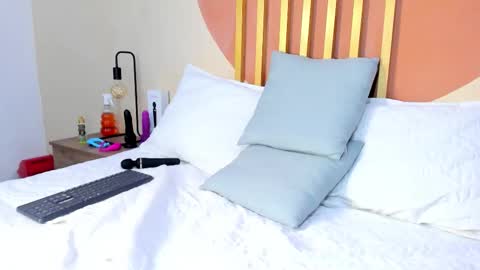 N i c o l e  online show from October 14, 2025, 7:47 pm