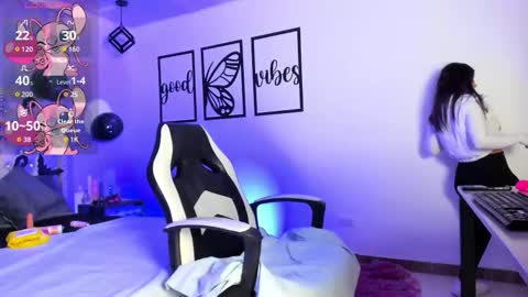 nicolee millerr online show from October 28, 2025, 12:09 pm