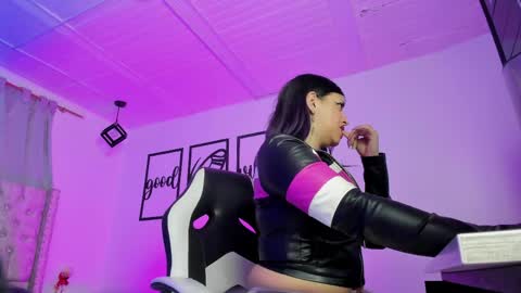 Snapshot of nicolee_millerr chatting on May 20, 2026, 12:33 pm nicolee millerr online show from May 20, 2026, 12:33 pm