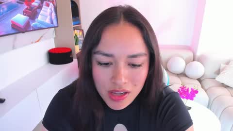 Nicolle online show from April 18, 2026, 7:29 pm