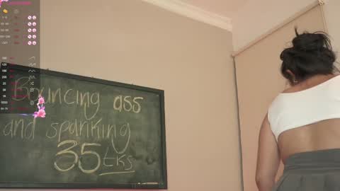 Snapshot of nicoleflorens chatting on February 7, 2025, 11:13 pm Nicol Flores GMT-5 1530-2200 online show from February 7, 2025, 11:13 pm