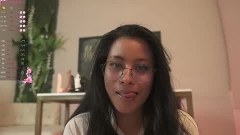 Snapshot of nicoleflorens chatting on February 11, 2025, 11:22 pm Nicol Flores GMT-5 1530-2200 online show from February 11, 2025, 11:22 pm