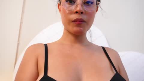 Snapshot of nicoleflorens chatting on September 17, 2025, 8:21 pm Nicol Flores GMT-5 1530-2200 online show from September 17, 2025, 8:21 pm