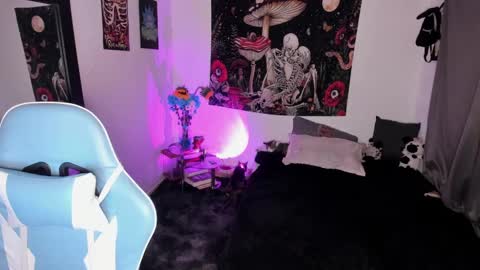 Nicol independent model online show from February 5, 2025, 2:08 am