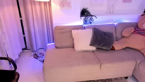 Nicolle online show from February 9, 2025, 3:22 am