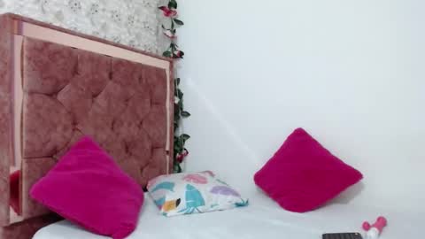 nicolle gomes online show from September 12, 2025, 10:43 pm