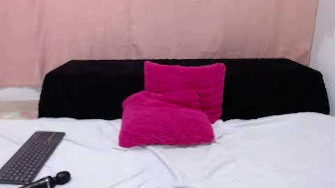 nicolle gomes online show from October 8, 2025, 10:18 pm