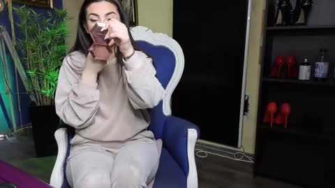 Nicolle online show from February 18, 2025, 6:37 am