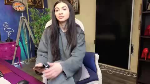 Nicolle online show from February 19, 2025, 7:28 am