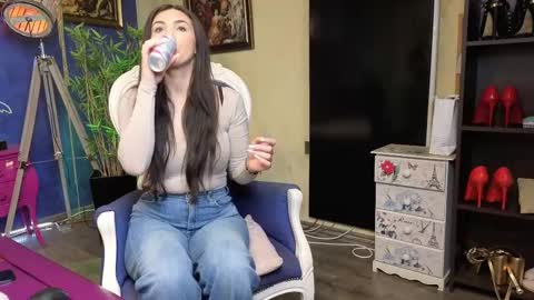 Nicolle online show from February 25, 2025, 8:47 am