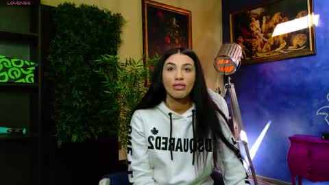 Nicolle online show from April 22, 2026, 7:11 am