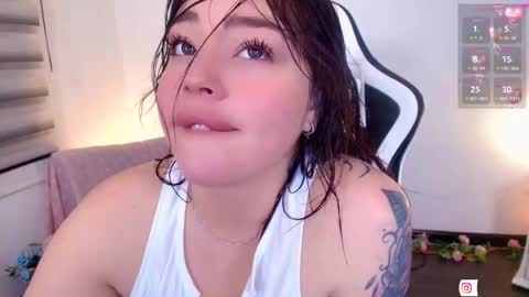 Snapshot of nicolthompsonn chatting on October 31, 2025, 2:01 am Nicol online show from October 31, 2025, 2:01 am