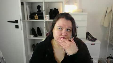 Holly online show from March 25, 2026, 7:14 am