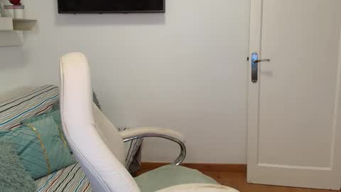 Nicolle Bustamante online show from November 26, 2025, 7:37 pm