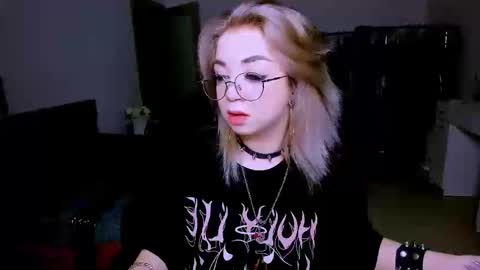 nikigoddesss online show from April 13, 2026, 6:19 am