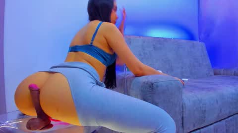 nikii_white online show from November 16, 2025, 5:02 am