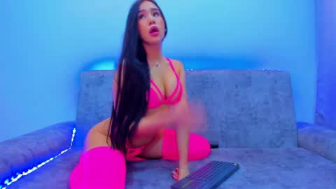 nikii_white online show from April 15, 2026, 5:14 am