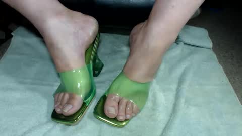 nikisissyfeet online show from June 6, 2026, 3:33 am