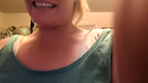 nikki32313 online show from April 17, 2026, 9:23 am