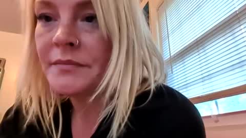 nikki32313 online show from May 1, 2026, 10:42 am