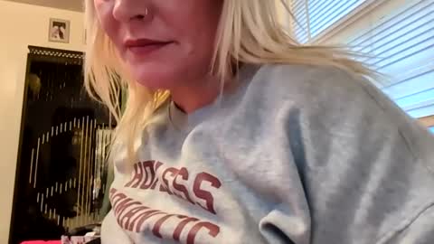 nikki32313 online show from May 8, 2026, 10:20 am