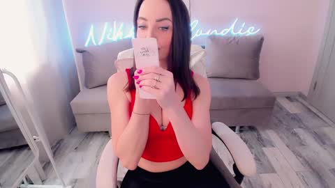nikki_blondiee online show from January 24, 2025, 4:37 am