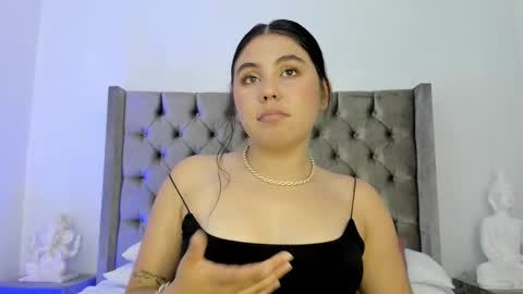 nikkibotero online show from November 26, 2025, 5:58 pm