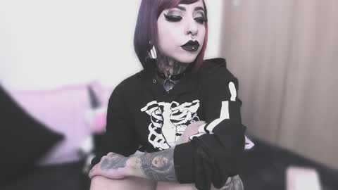 Nikki Ramone   online show from September 9, 2025, 11:32 am