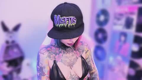 Nikki Ramone   online show from November 13, 2025, 10:08 pm