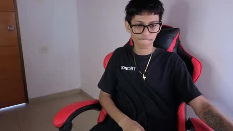 niklaus_wolf online show from April 23, 2026, 4:09 pm