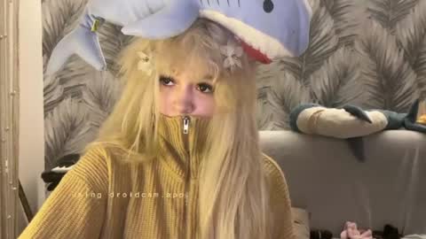 nikoli_naw online show from June 19, 2026, 8:23 pm
