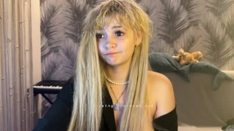 nikoli_naw online show from June 25, 2026, 8:02 pm