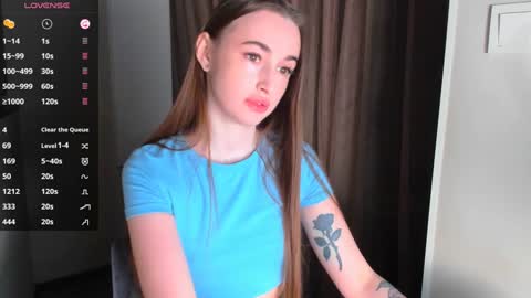 Snapshot of nikoll_s chatting on December 26, 2024, 4:21 am online show from December 26, 2024, 4:21 am