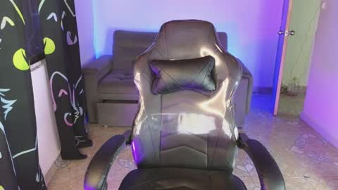 nikolwalter online show from April 23, 2026, 12:56 am