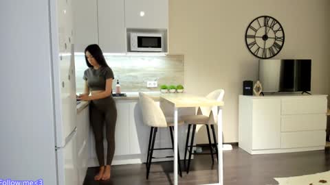 Bella online show from December 30, 2024, 8:58 pm