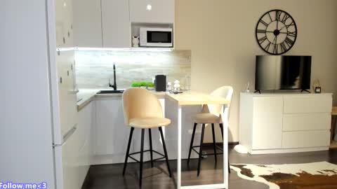 Bella online show from February 23, 2025, 7:28 pm