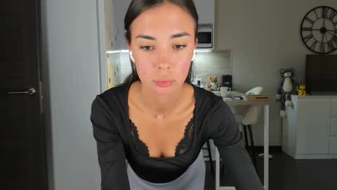 Bella online show from September 8, 2025, 3:44 pm