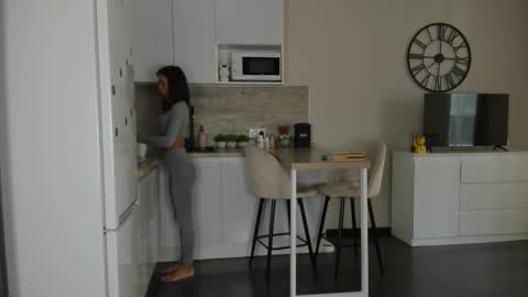 Bella online show from September 17, 2025, 1:24 pm