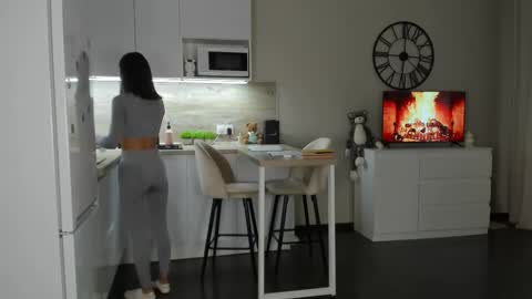 Bella online show from September 24, 2025, 2:42 pm