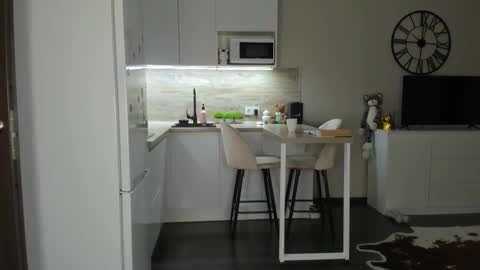 Bella online show from October 8, 2025, 11:02 pm