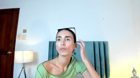 Snapshot of ninacavallli chatting on December 18, 2024, 6:03 pm Nina online show from December 18, 2024, 6:03 pm